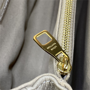 L.V Pochette  Métis  East West Monogram Empreinte M46596