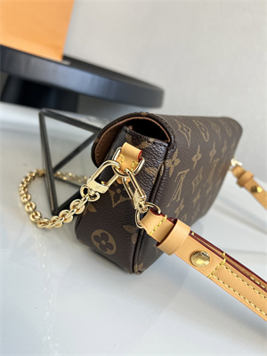 L.V Wallet On Chain IVY Monogram Canvas M81911