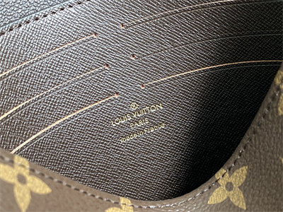 L.V Toiletry Pouch On Chain Monogram Canvas M81412