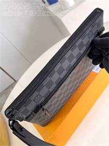 L.V Takeoff Pouch Damier Graphite N40505