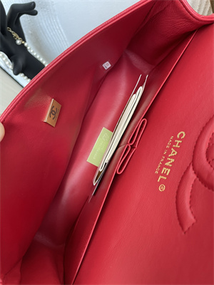 Cha.nel Medium Classic Flap Bag Grained Calfskin Gold Tone Metal Red 01112