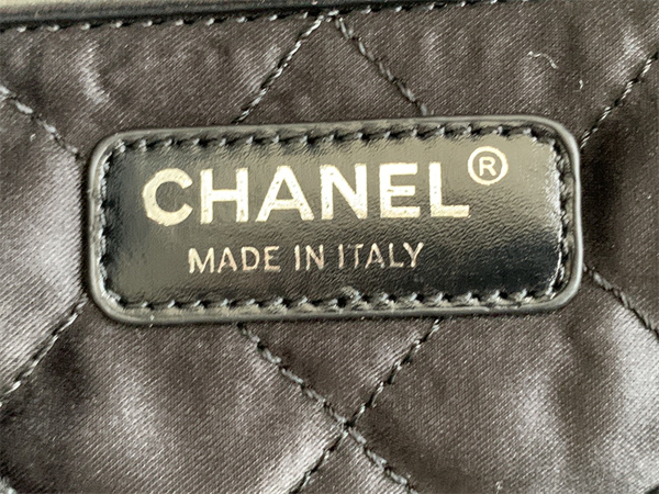 Cha.nel 22 Large Handbag Shiny Calfskin Silver Tone Metal Black AS3262