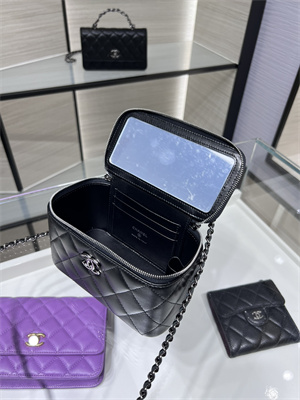 Cha.nel Clutch With Chain Vanity Shiny Crumpled Calfskin, Strass & Ruthenium-Finish Metal Black AP3593