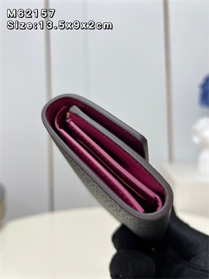 L.V Capucines Compact Wallet Taurillon Leather Black M62157