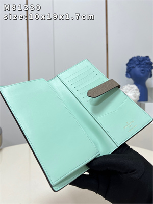 L.V Capucines Vertical Wallet Taurillon leather Tourterelle Grey M81330