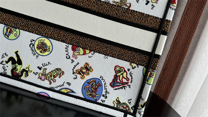 CD Medium Book Tote Dragon Zodiac Embroidery White Multicolor