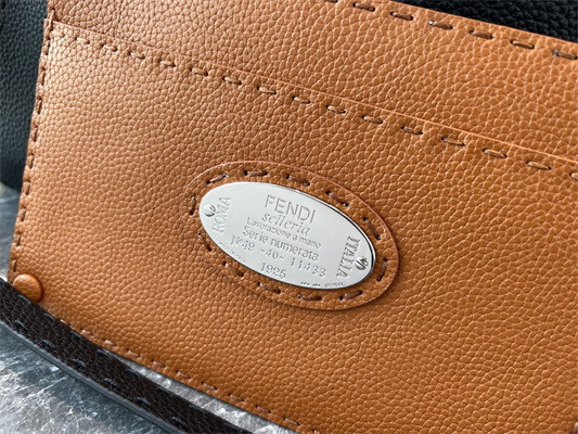 Fen.di Peekaboo Iconic ISeeU Medium Bag Cuoio Romano Leather Black Color With Topstitches