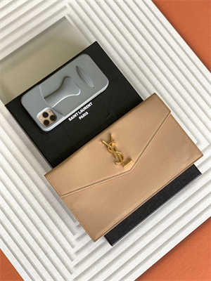 Y.S.L UPTOWN POUCH IN GRAIN DE POUDRE EMBOSSED LEATHER Beige Color Black Tone Metal