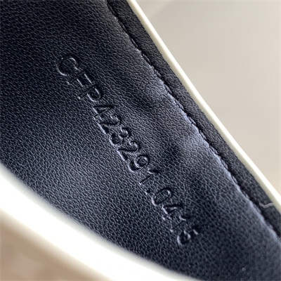 Y.S.L MONOGRAM MATELASS?? CARD CASE IN CROCODILE EMBOSSED LEATHER White Color Gold Tone Metal