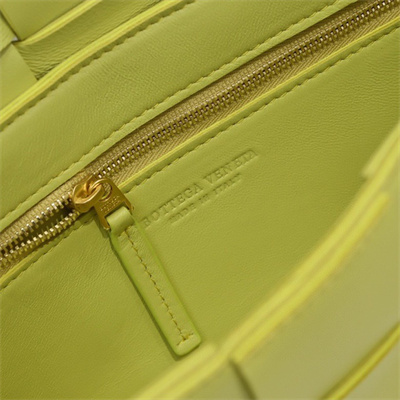 BV Cassette Cross Body Bag In Lambskin Kiwi Color