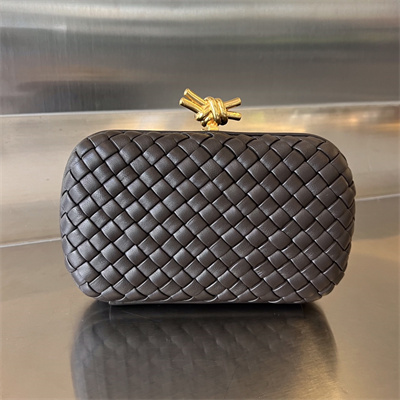 BV Knot Clutch In Lambskin Leather Fondant Color