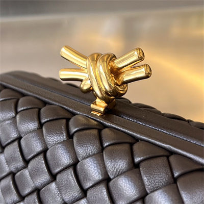 BV Knot Clutch In Lambskin Leather Fondant Color