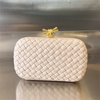 BV Knot Clutch In Lambskin Leather Cantaloup Color