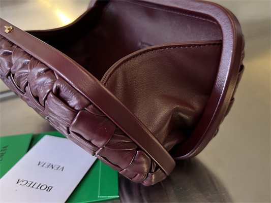 BV Knot Clutch In Calfskin Leather Wrinkled Barolo Color