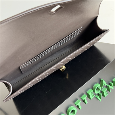 BV Long Clutch Andiamo With Handle In Lambskin Leather Fondant Color