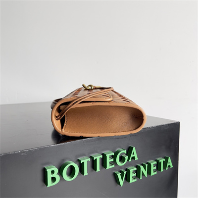 BV Long Clutch Andiamo With Handle In Lambskin Leather Cognac Color