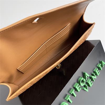 BV Long Clutch Andiamo With Handle In Lambskin Leather Cognac Color