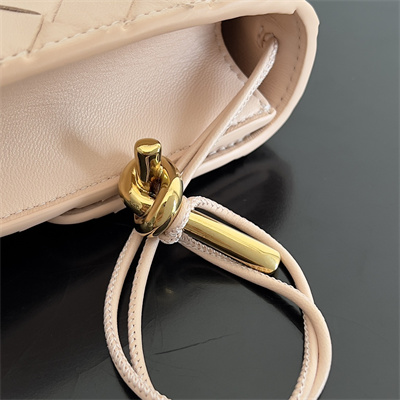 BV Long Clutch Andiamo With Handle In Lambskin Leather Lotus Color