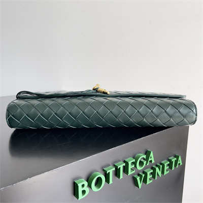 BV Long Clutch Andiamo With Handle In Lambskin Leather Emerald Green Color