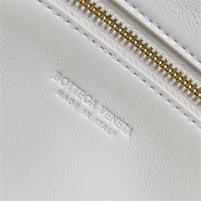 BV Long Clutch Andiamo With Handle In Lambskin Leather White Color