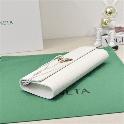 BV Long Clutch Andiamo With Handle In Crococile Leather White