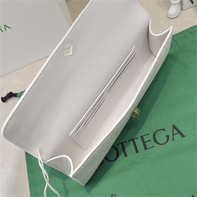 BV Long Clutch Andiamo With Handle In Crococile Leather White