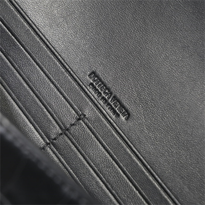 BV Long Clutch Andiamo With Handle In Crococile Leather Black