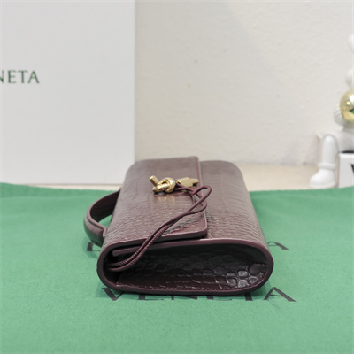 BV Long Clutch Andiamo With Handle In Crococile Leather Barolo