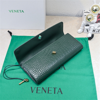 BV Long Clutch Andiamo With Handle In Crococile Leather Emerald Green