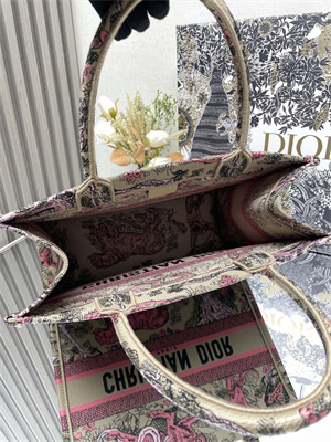 CD Medium Dioriviera Dior Book Tote Raffia with Aquamarina Toile de Jouy Sauvage Embroidery Pink