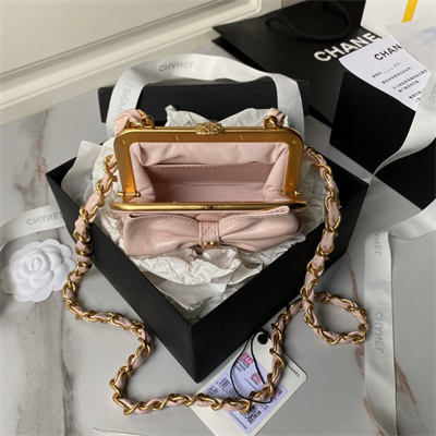 Chanel CLUTCH WITH CHAIN Lambskin Gold-Tone Metal Pink AP4028