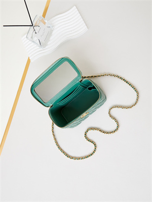 Cha.nel Clutch With Chain Shiny Lambskin & Gold-Tone Metal Green AP4168