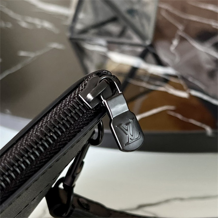 L.V Pochette To Go Monogram Eclipse M81569