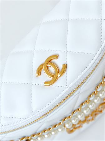 Cha.nel Waist Bag Shiny Lambskin, Imitation Pearls & Gold-Tone Metal White AS4991