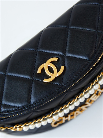 Cha.nel Waist Bag Shiny Lambskin, Imitation Pearls & Gold-Tone Metal Black AS4991
