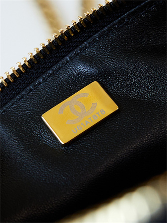 Cha.nel Waist Bag Shiny Lambskin, Imitation Pearls & Gold-Tone Metal Black AS4991