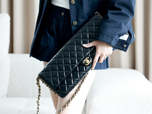 Cha.nel Maxi Clutch Bag Shiny Lambskin & Gold-Tone Metal Black AS5006