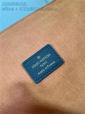 L.V Low Key Cabas MM Grained calfskin Black M25341