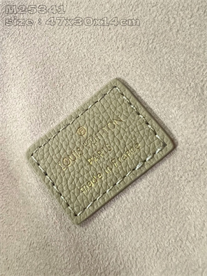 L.V Low Key Cabas MM Grained calfskin Clay M25343