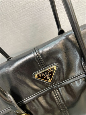 Prada Medium leather shoulder bag Black 1BD376