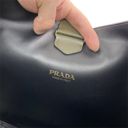 Prada Large leather shoulder bag with topstitching Green 1BC181