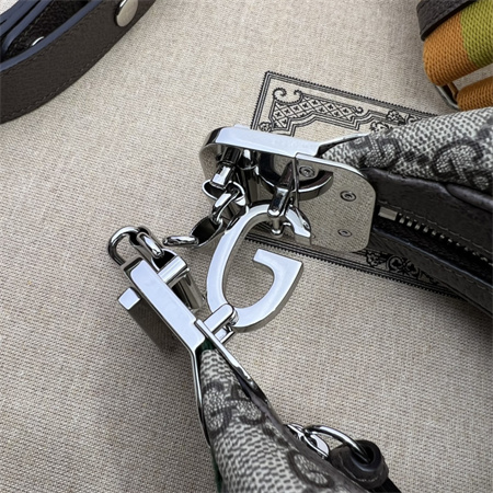 Gu.cci Attache small shoulder bag GG Supreme canvas 699409
