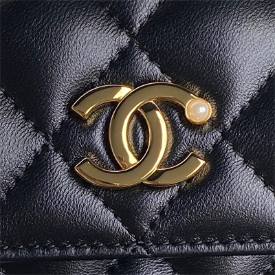 Chanel Flap Phone Holder with Chain Shiny Lambskin, Imitation Pearls & Gold-Tone Metal Black AP4284