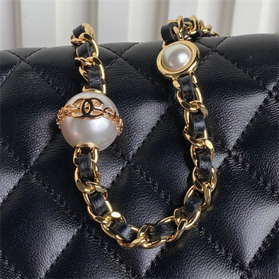 Chanel Flap Phone Holder with Chain Shiny Lambskin, Imitation Pearls & Gold-Tone Metal Black AP4284