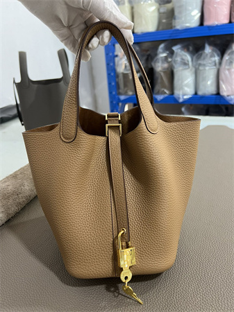 Picotin Lock Bag Taurillon Clemence Leather 18/22CM Gold/Silver Tone Metal In Chai Color HS