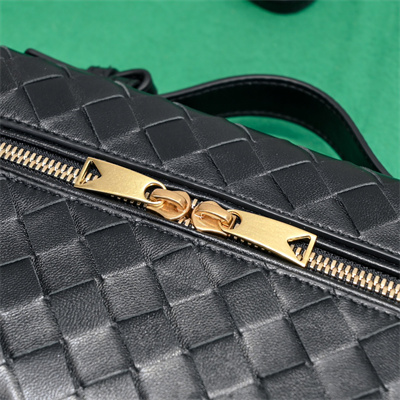 BV Bang Bang Vanity Case Intrecciato Calfskin leather Black