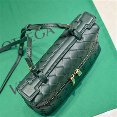 BV Bang Bang Vanity Case Intrecciato Calfskin leather Emerald Green