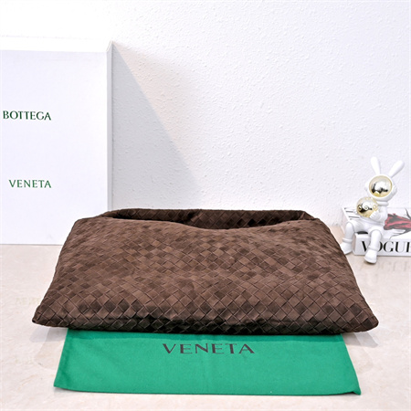 BV Large Hop Shoulder Bag In Suede Fondant