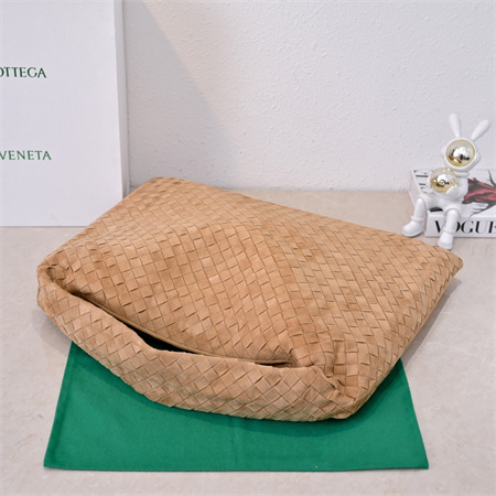 BV Large Hop Shoulder Bag In Suede Caramel