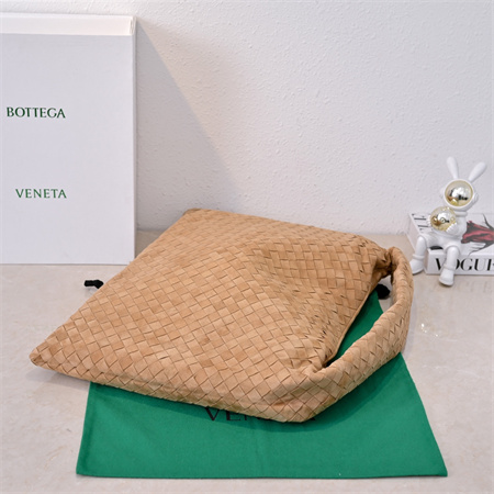 BV Large Hop Shoulder Bag In Suede Caramel